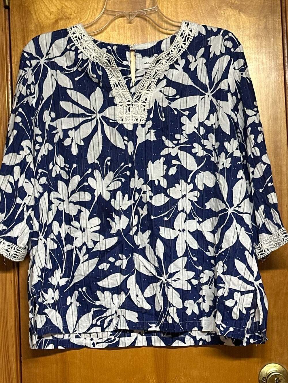 Alfred Dunner Women’s Size 20 Navy White Floral Crochet Trim Top